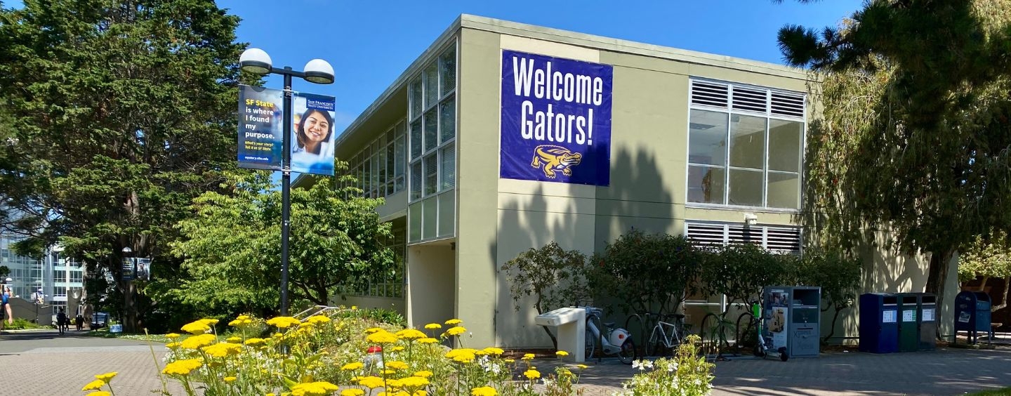 Welcome Gators sign and flowers