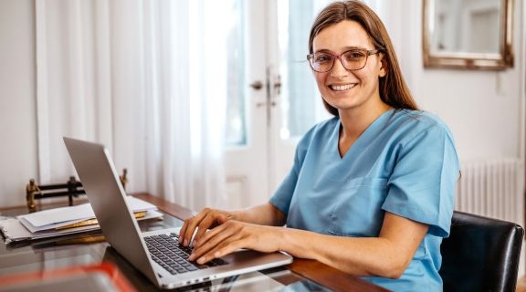 Medical student writing online