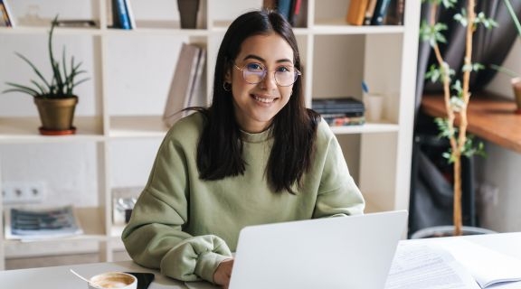 Winter Session student takes an online course from home